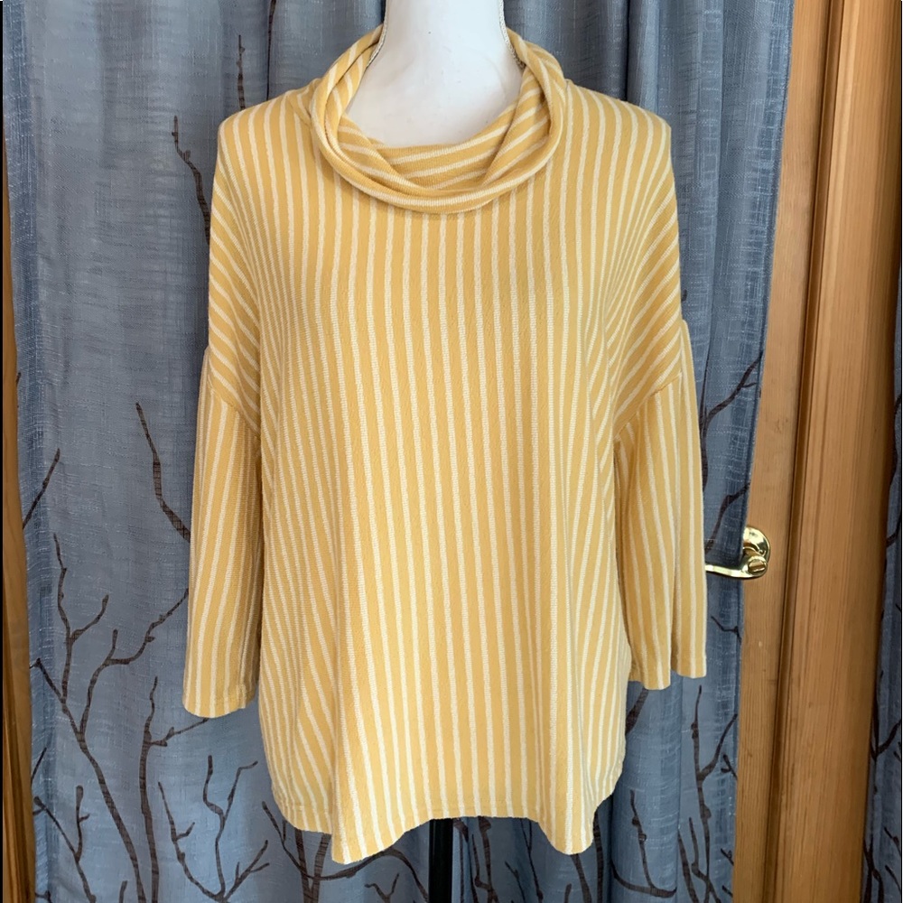 W5 XL honey gold white stripe cowl neck 3/4 sleeve